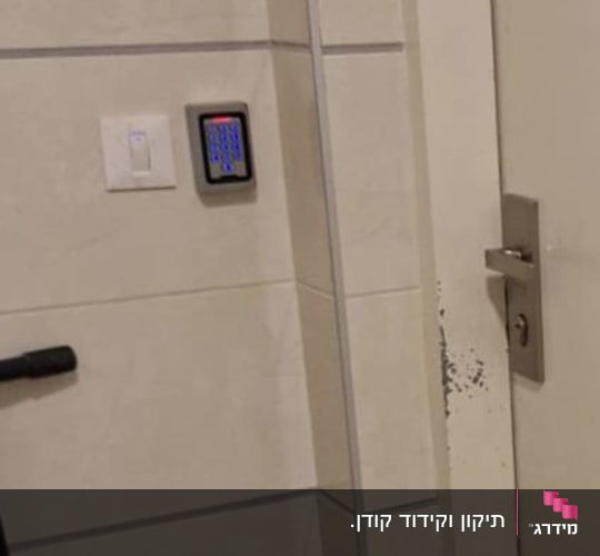 לוח מקשים ליד דלת כניסה